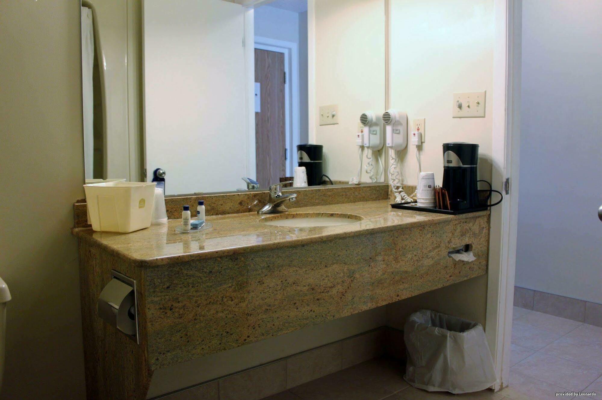 Best Western Smiths Falls Hotel Екстериор снимка
